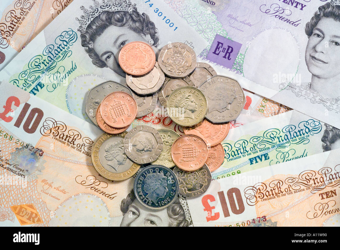 Pila del REGNO UNITO British monete su British banconote Foto Stock