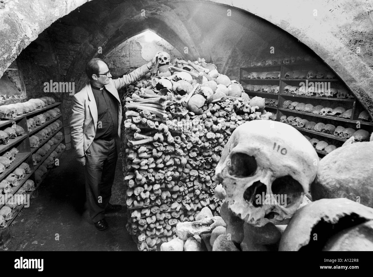 Le ossa umane nella cripta sottostante Rothwell Chiesa Parrocchiale REGNO UNITO Foto Stock