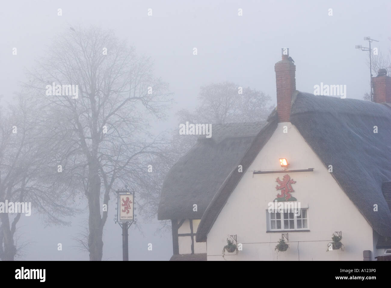 Case vacanze nel villaggio di Avebury Wiltshire avvolta nella nebbia su un gelido inverno s day Foto Stock