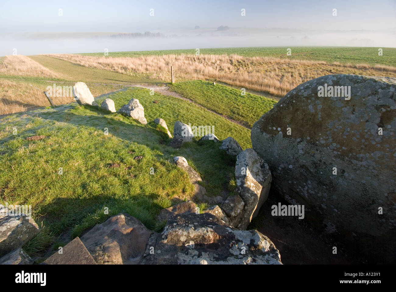 West Kennet Long Barrow antica chambered tumulo vicino ad Avebury Wiltshire Foto Stock