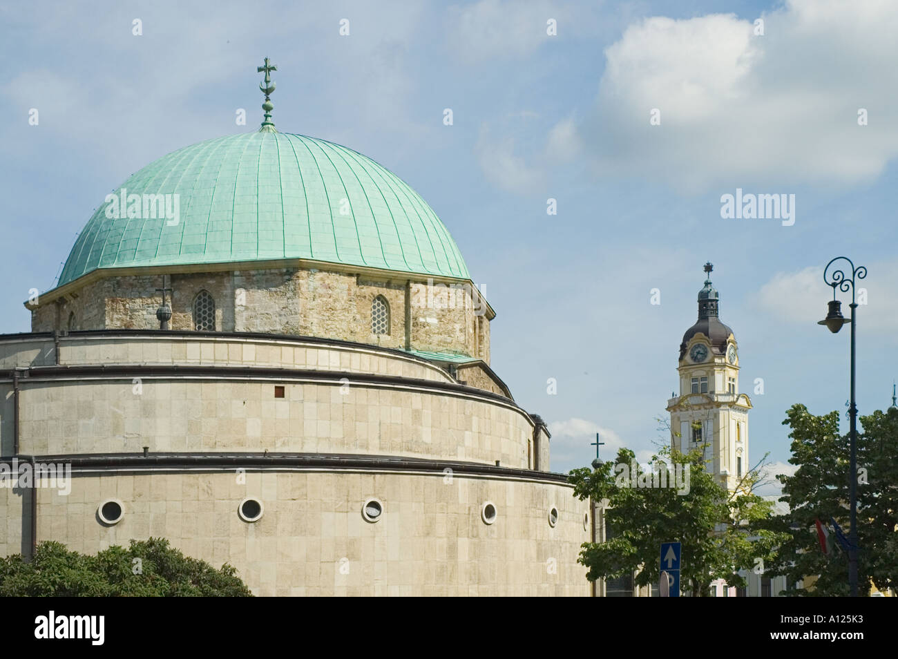 Ungheria Pecs Szechenyi ter piazza centrale Belvarosi Templom ex moschea di Gazi pascià Kasim ora una chiesa cattolica Foto Stock
