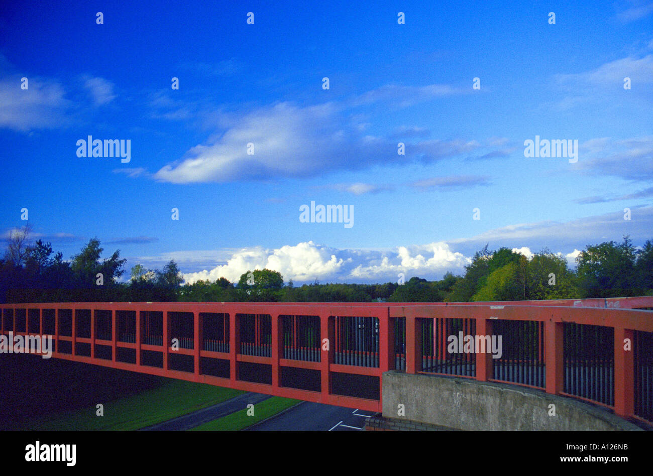 Passerella rosso, il bianco delle nuvole, cielo blu, Westbrook, Warrington, Inghilterra Foto Stock