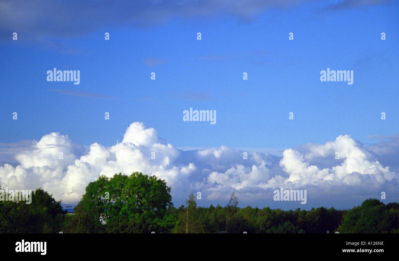Sera nuvole e cielo blu, Westbrook, Warrington, Inghilterra Foto Stock