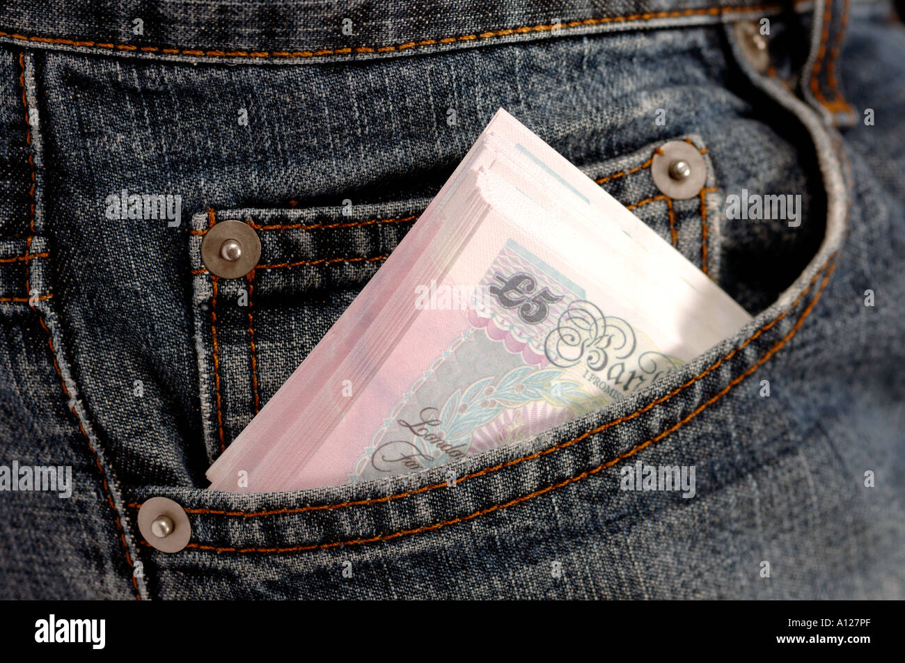 Soldi in tasca dei jeans Foto Stock