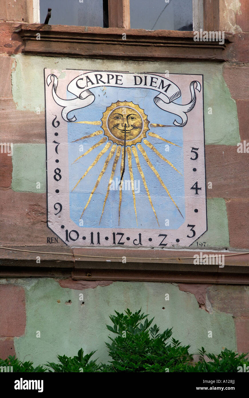 'Sundial inscritto '^Carpe Diem', Riquewihr, Alsazia' Foto Stock