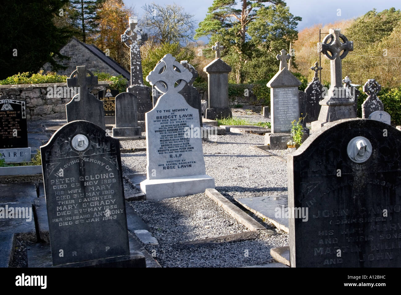 Vecchie lapidi nel sagrato. Cong, County Mayo, Irlanda. Foto Stock