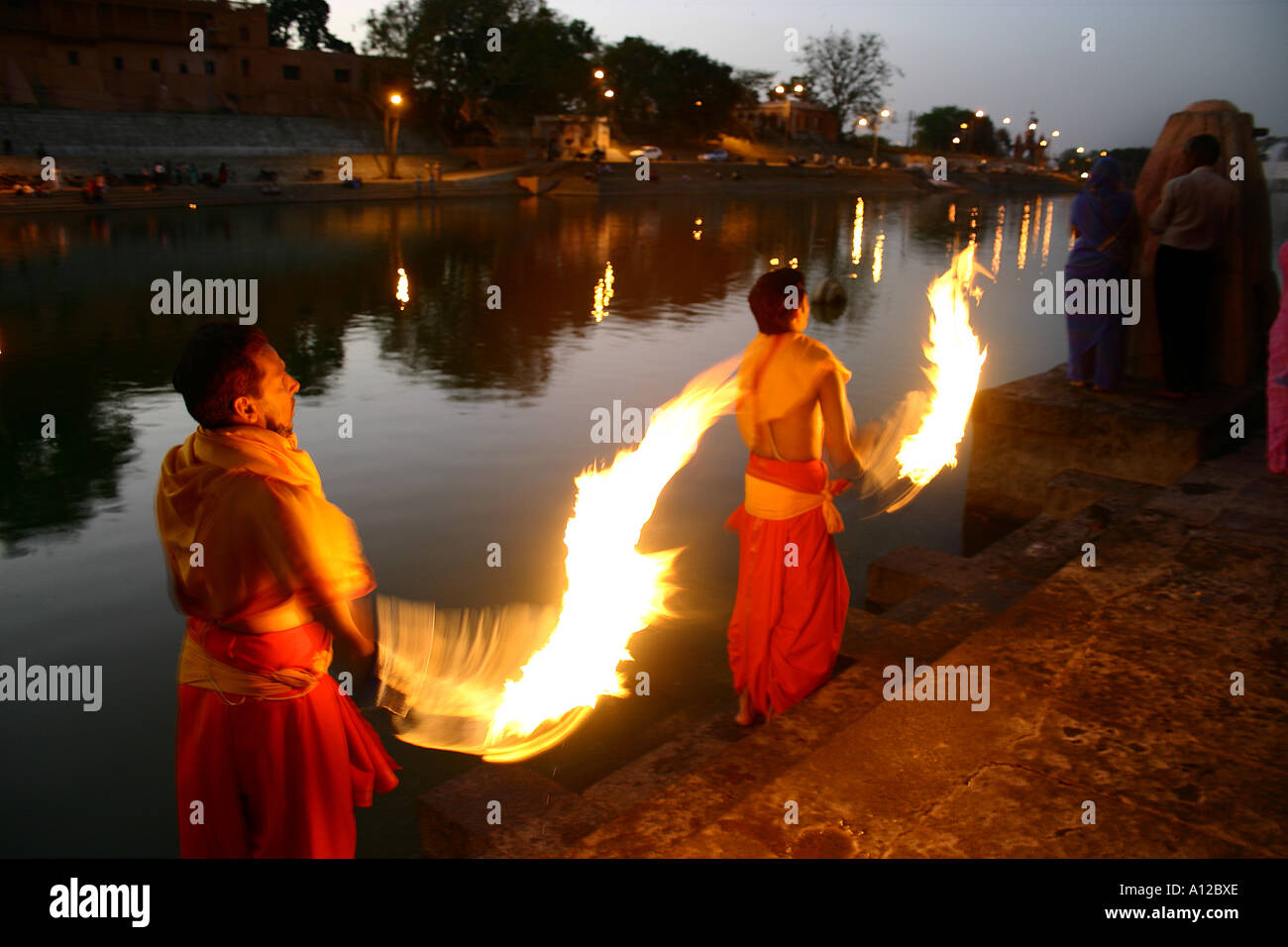 RSC Fiume75058 culto Indù due sacerdoti indiani eseguendo pooja con lampade di fuoco del Narmada nel fiume Ramghat Ujjain Indian Foto Stock
