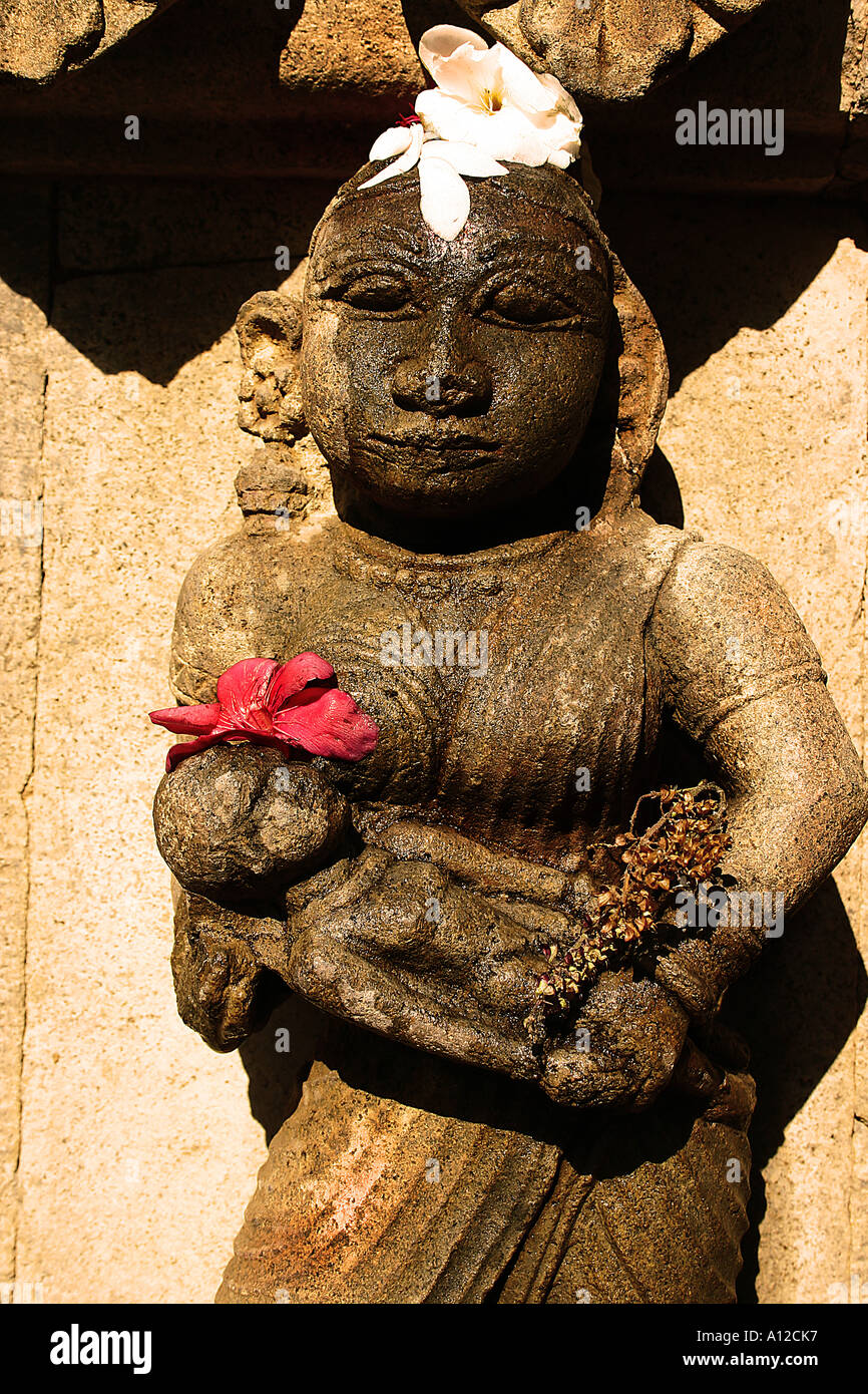 Scultura di madre e bambino indiano sulle pareti del tempio, India Foto Stock