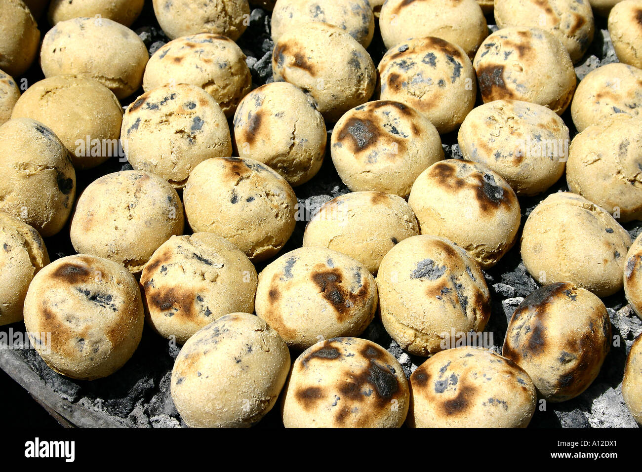 RSC75121 il cibo indiano Bati o Litty forma rotonda di farina di grano arrostito sul carbone Ujjain calore Madhya Pradesh India Foto Stock