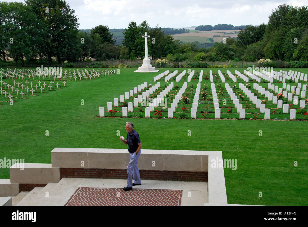 "Cimitero per 300 britannici e 300 soldati francesi, Memorial a 'Il mancante della Somme', Thiepval, nel nord della Francia " Foto Stock