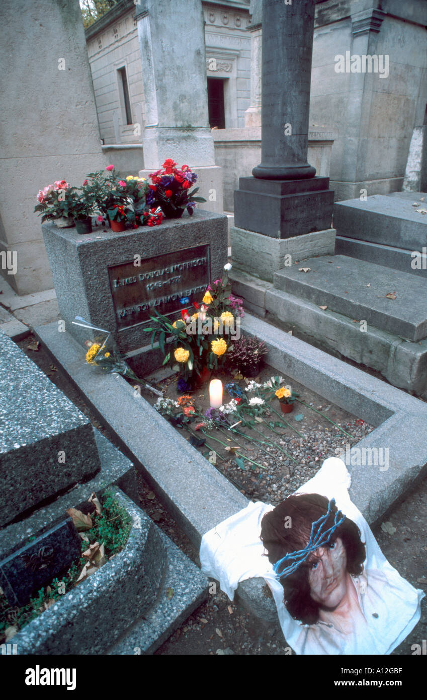 Parigi Francia, tomba di "Jim Morrison", cimitero di Pere Lachaise con decorazioni lasciate dai fan, fiori del cimitero, porte Foto Stock