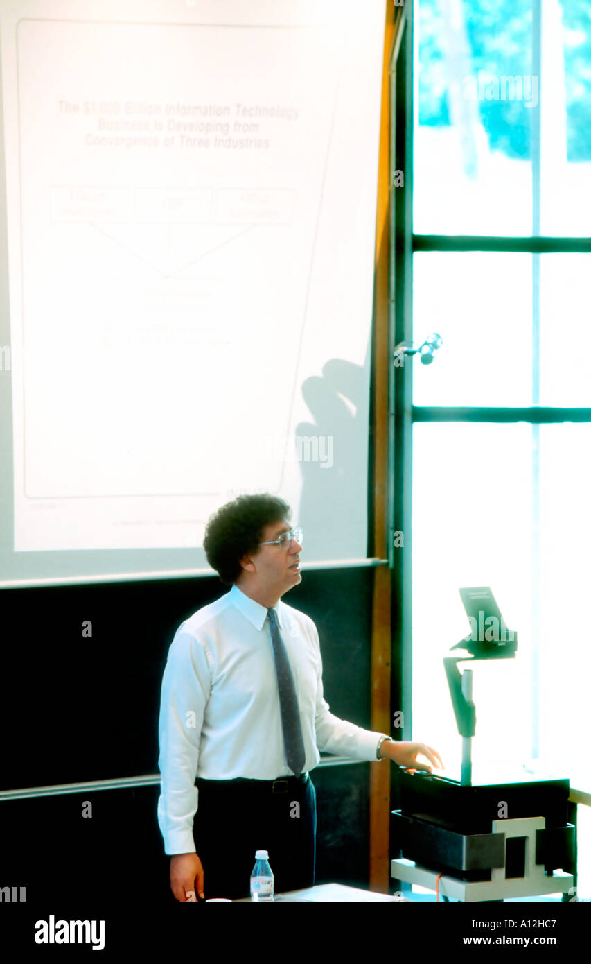 Istruzione insegnante maschio dando lezione in aula universitaria "INSEAD Business School' Francia la gente di affari, MBA Foto Stock