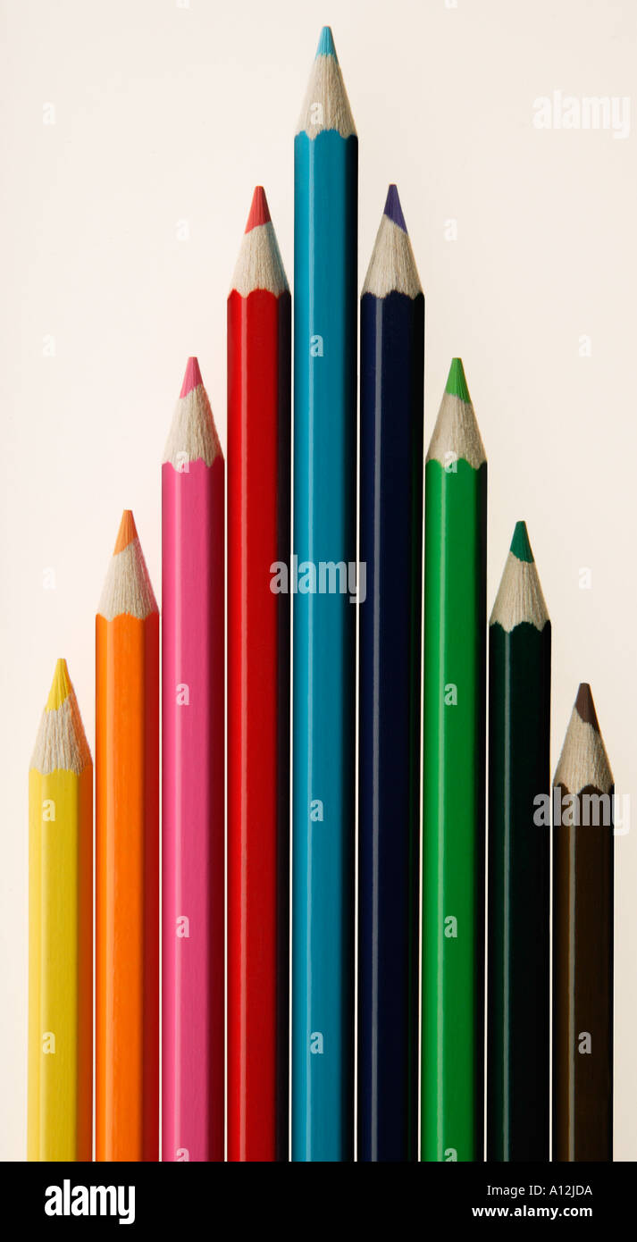 Nove le matite colorate a forma di freccia su sfondo bianco Foto Stock