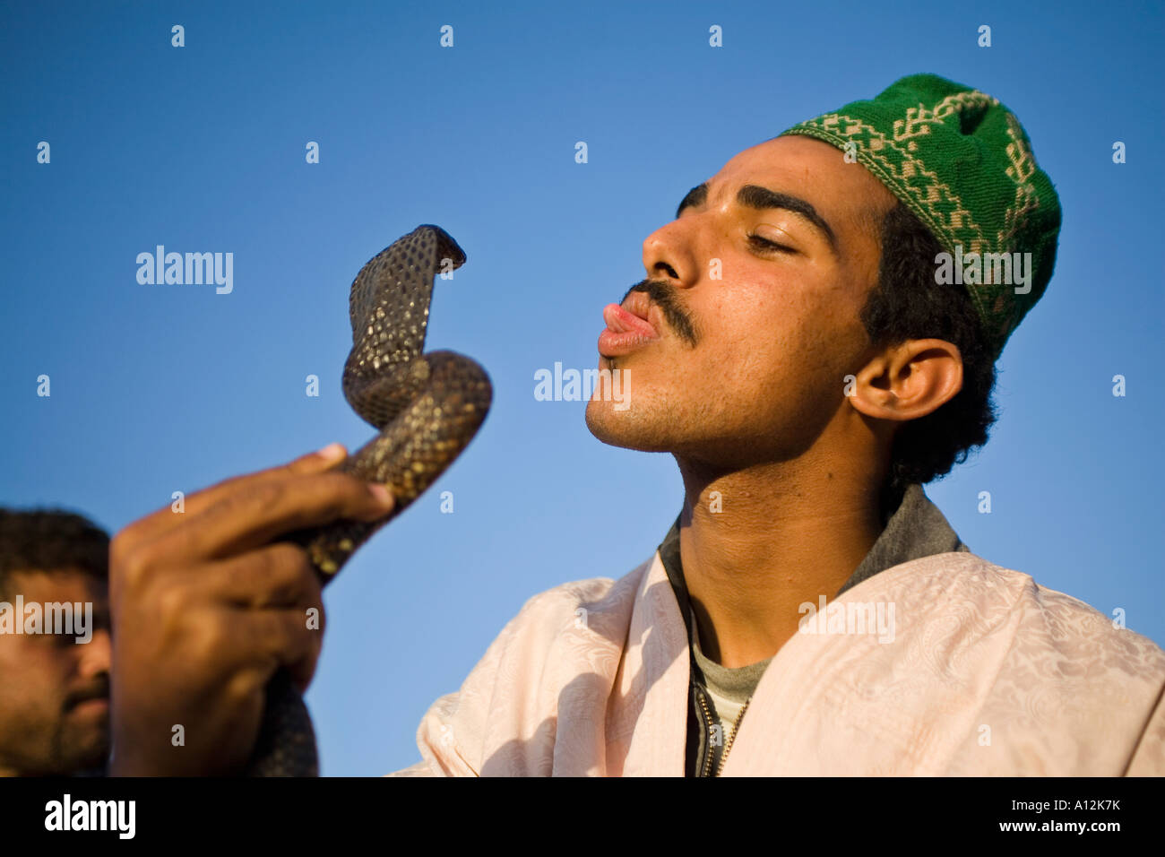 Il serpente incantatore nel Djemaa el Fna mercato di Marrakesh Marocco Foto Stock