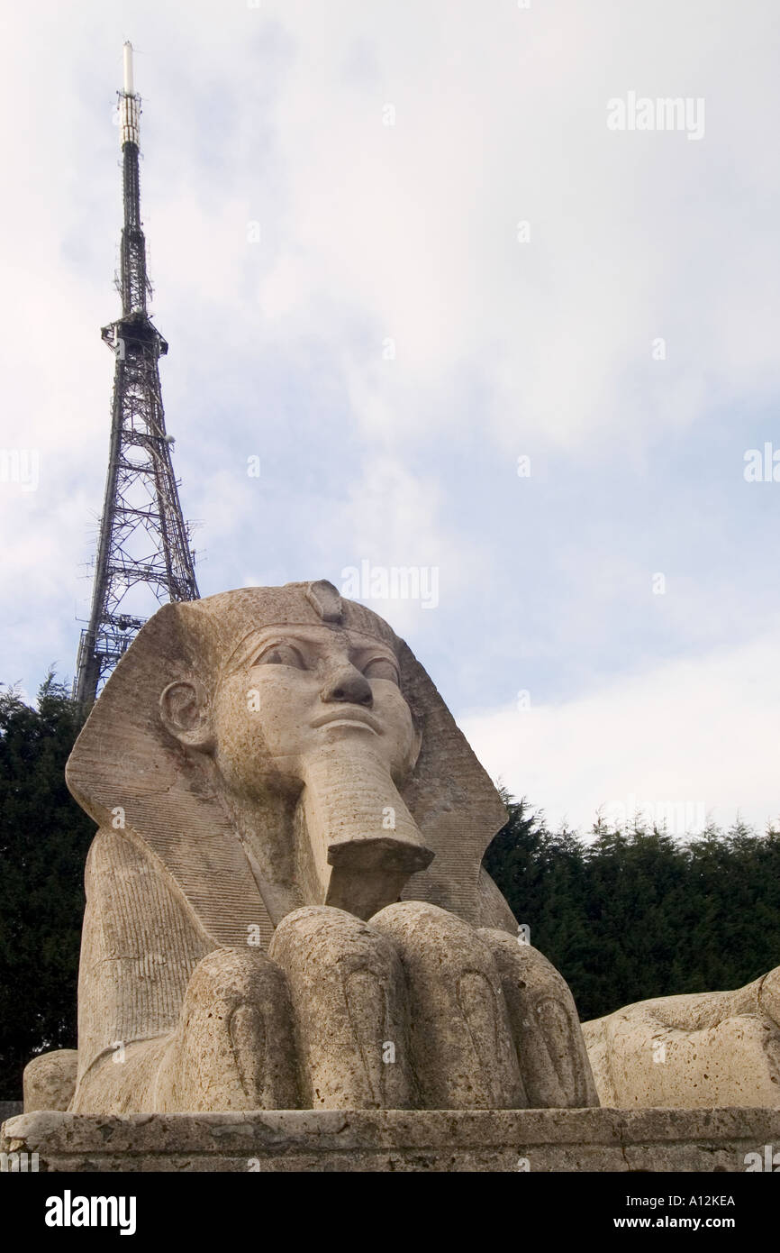 Sphinx dai resti della grande esposizione e trasmettitore TV montante. Crystal Palace Park, Sydenham, Londra, Inghilterra Foto Stock