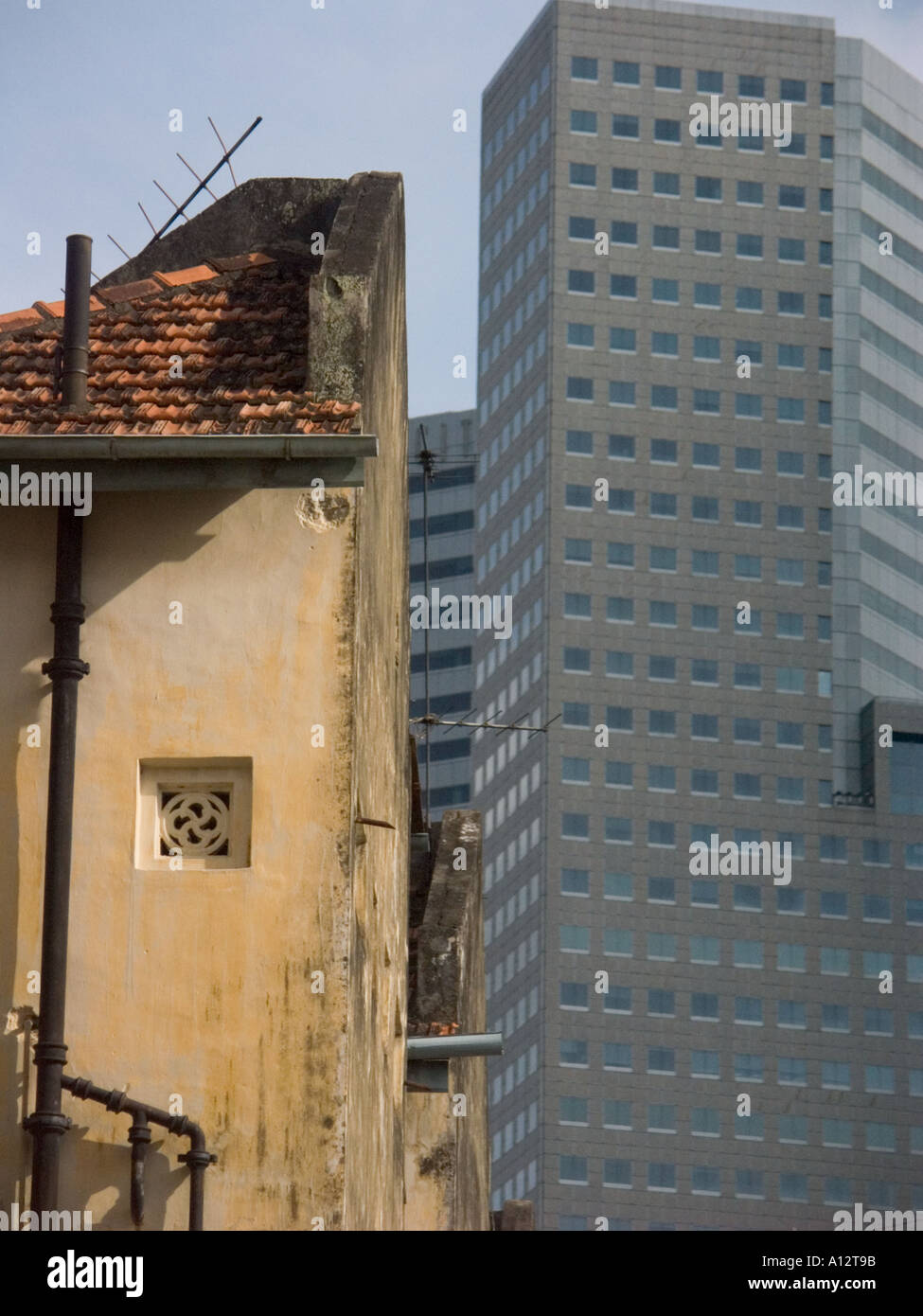 Vecchi e nuovi edifici nonché gli edifici di diverse religioni e culture esistono fianco a fianco Foto Stock