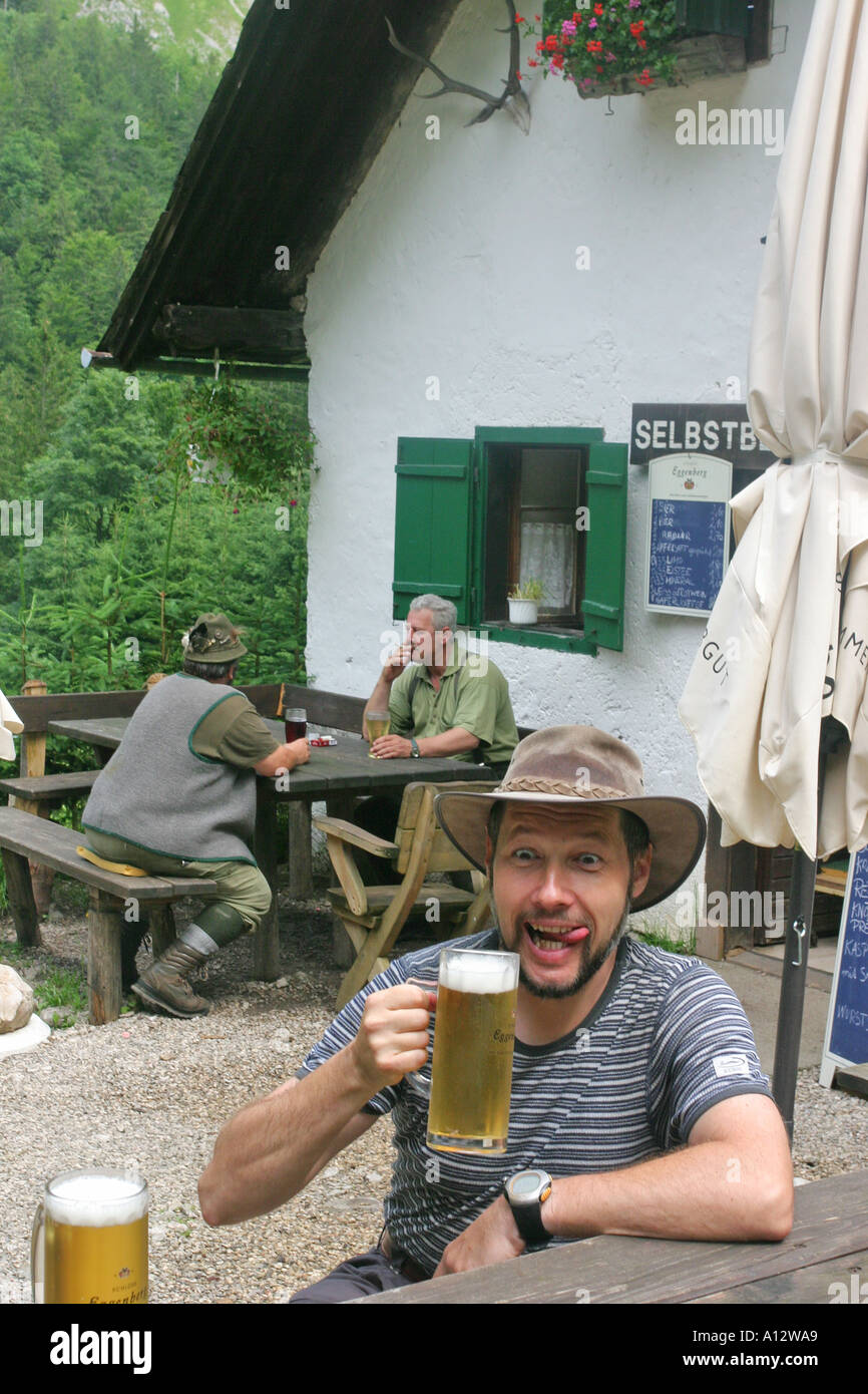 Un uomo gode di una birra fresca al Mairalp alla base della montagna Traunstein Austria Superiore Foto Stock