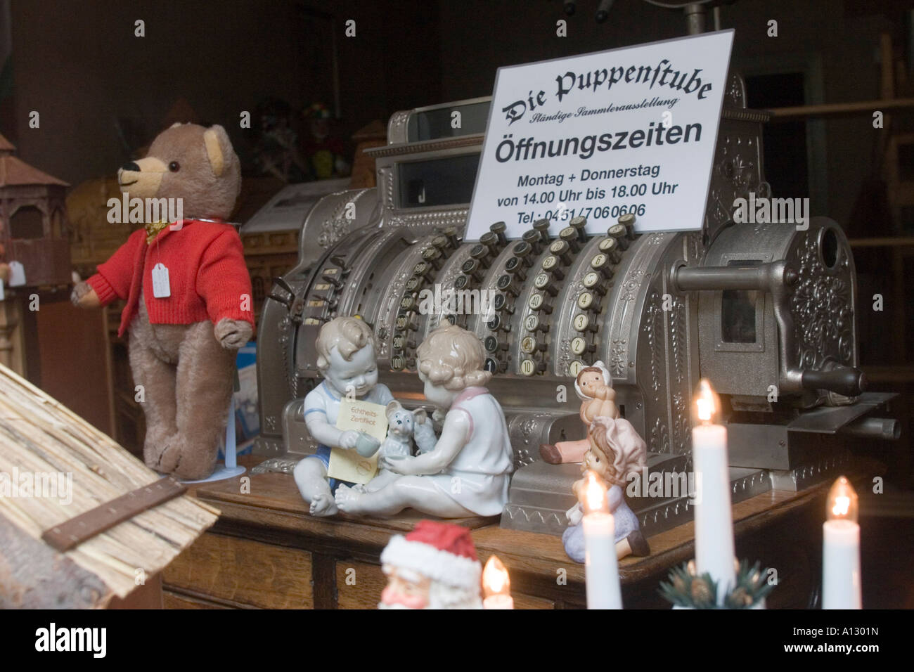 Registratore di cassa e figure in Lubeck negozio di antiquariato Lübeck Schleswig Holstein Germania UE Foto Stock