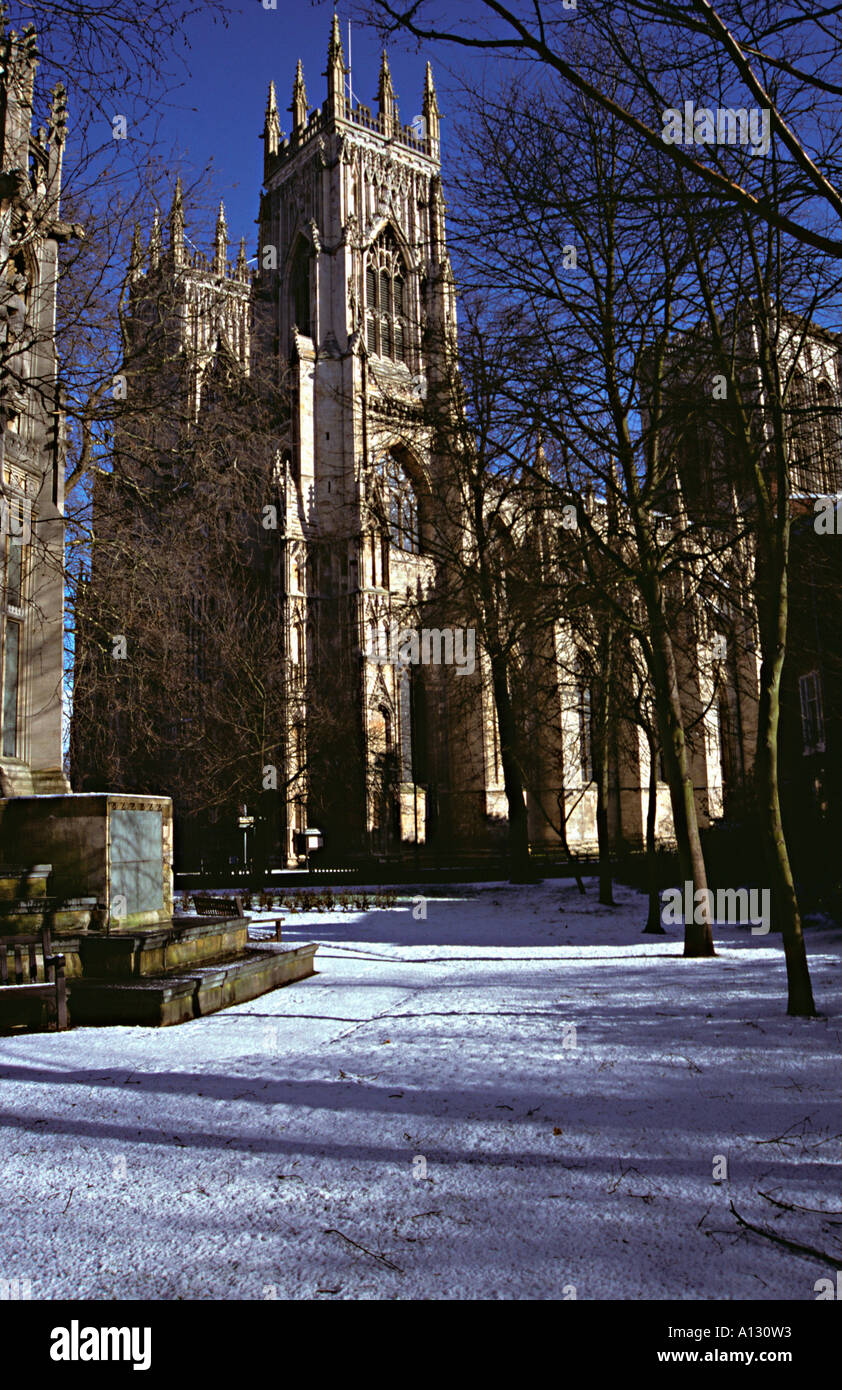 York Minster in inverno neve e Boer guerra memoriale Duncombe Place York North Yorkshire Inghilterra Regno Unito Regno Unito GB Gran Bretagna Foto Stock