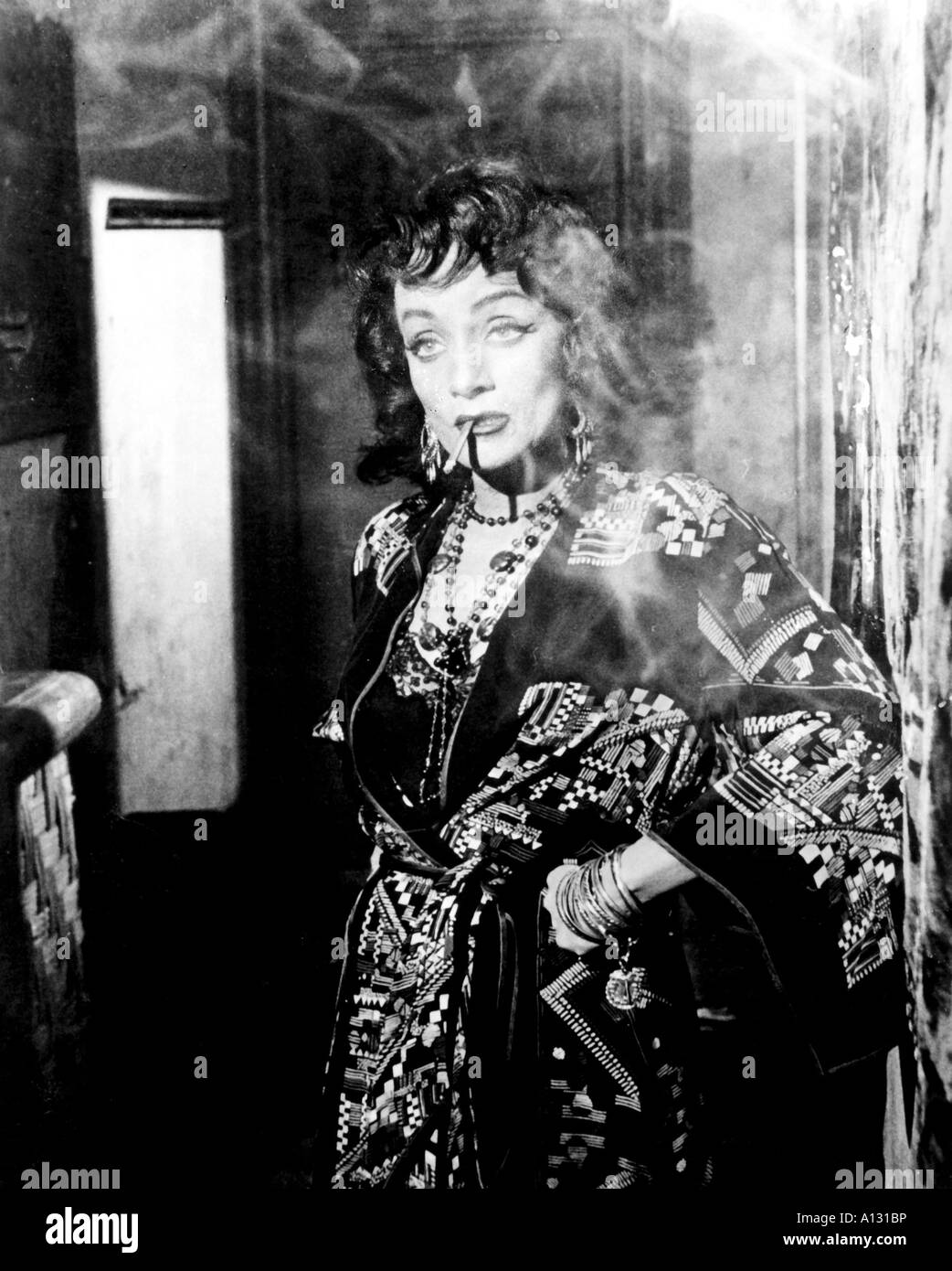 Toccare del male Anno 1957 Direttore Orson Welles Marlene Dietrich basato su Whit Masterson s book Foto Stock