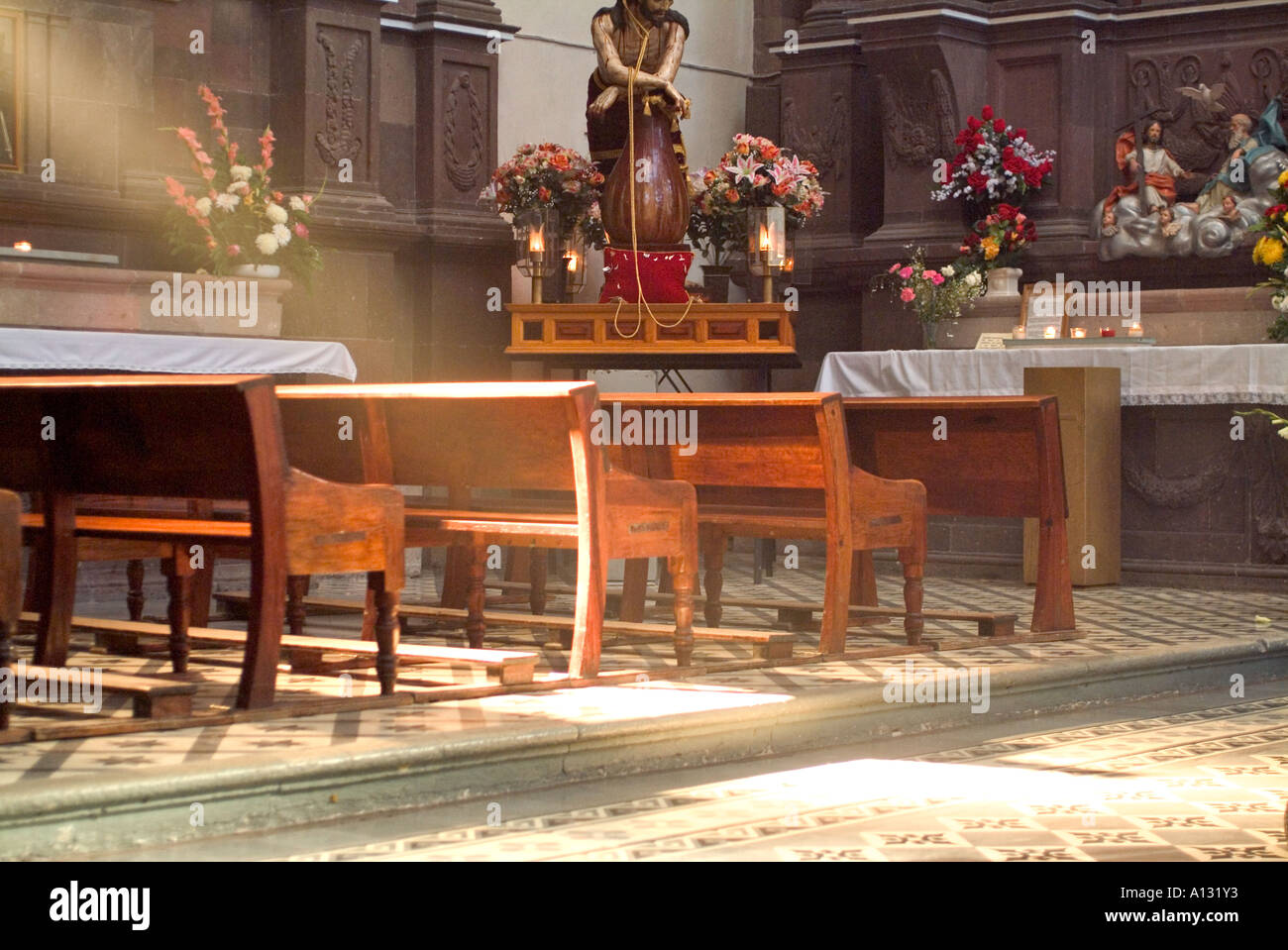 Il fascio di luce che risplende su pew nella chiesa di San Francisco San Miguel De Allende Messico Foto Stock