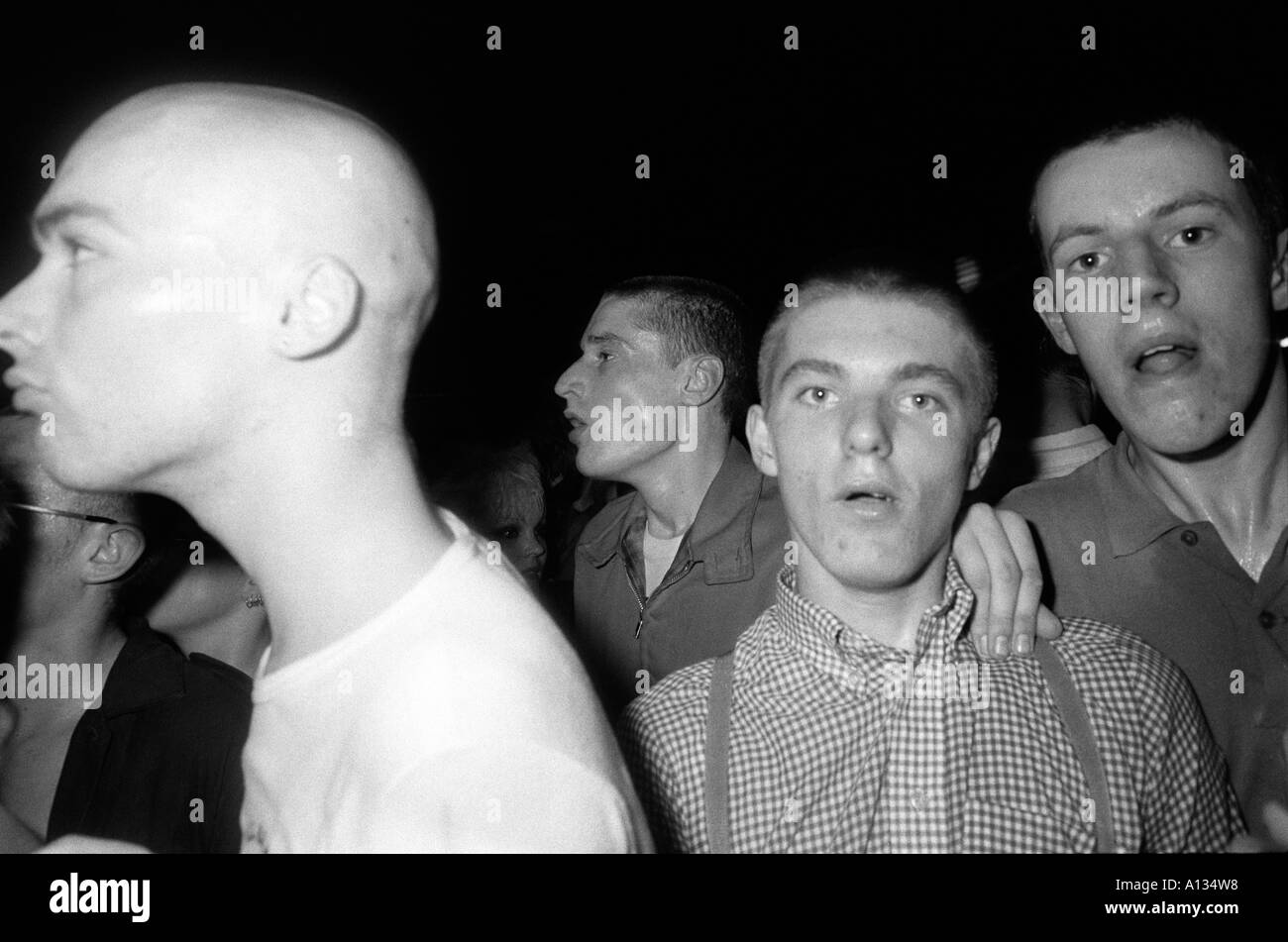 Skinheads in Camden Town 80S UK presso la sala da ballo elettrico a ballare UB40. London 1980. Anni ottanta Inghilterra HOMER SYKES Foto Stock