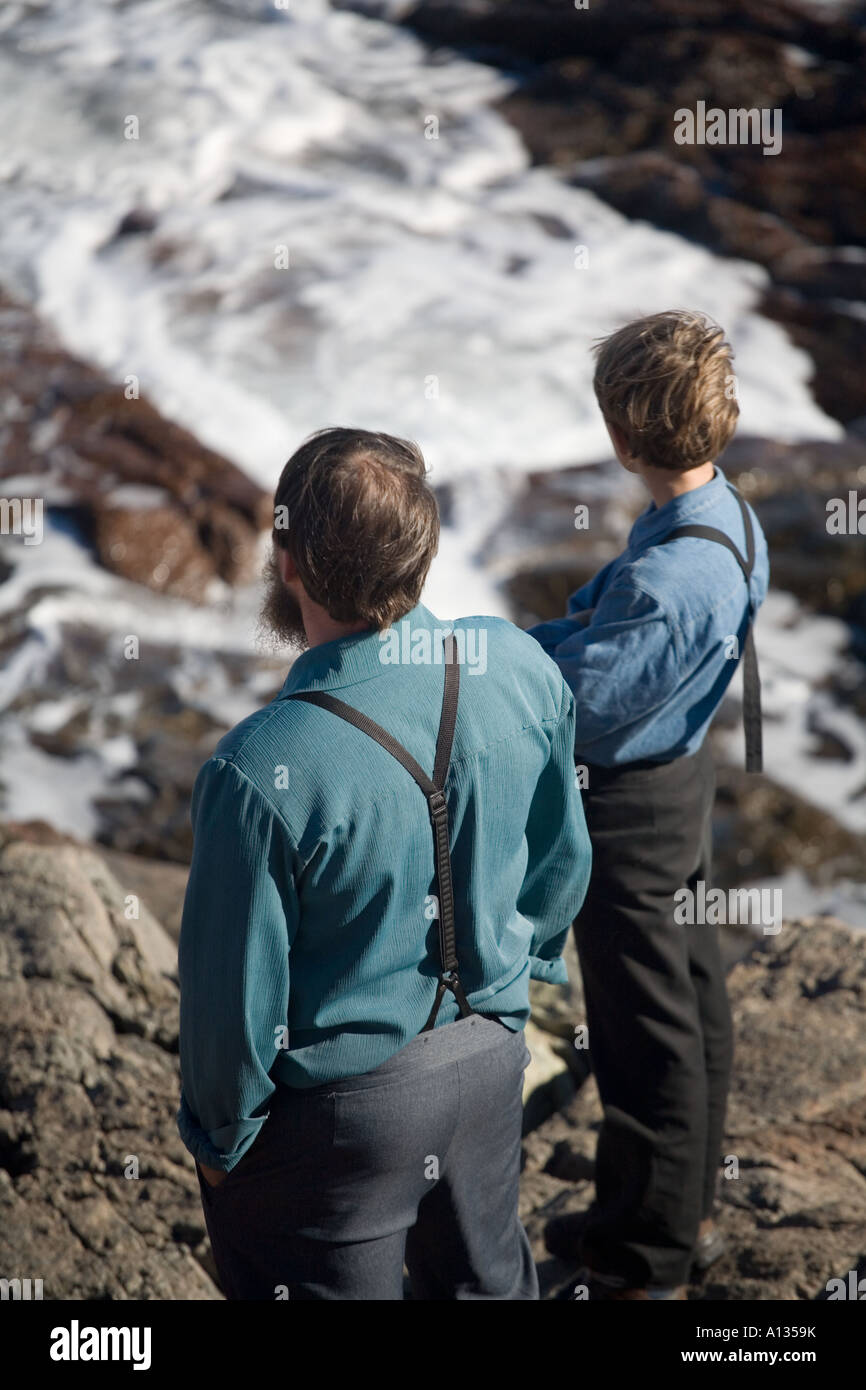 Amish padre e figlio godendo l'oceano Foto Stock