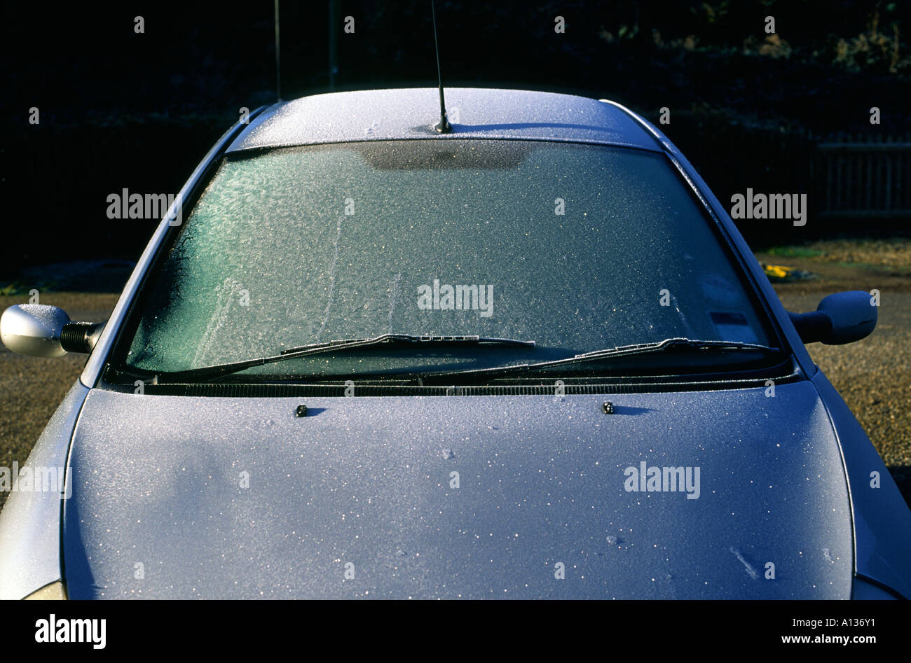 Ford Ka parabrezza contemplato nel novembre del gelo Foto Stock