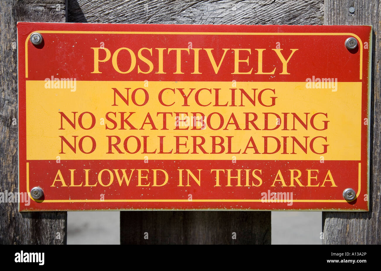 Non positivamente il ciclismo skateboard roller ammessi in questa area segno Victoria Canada Foto Stock