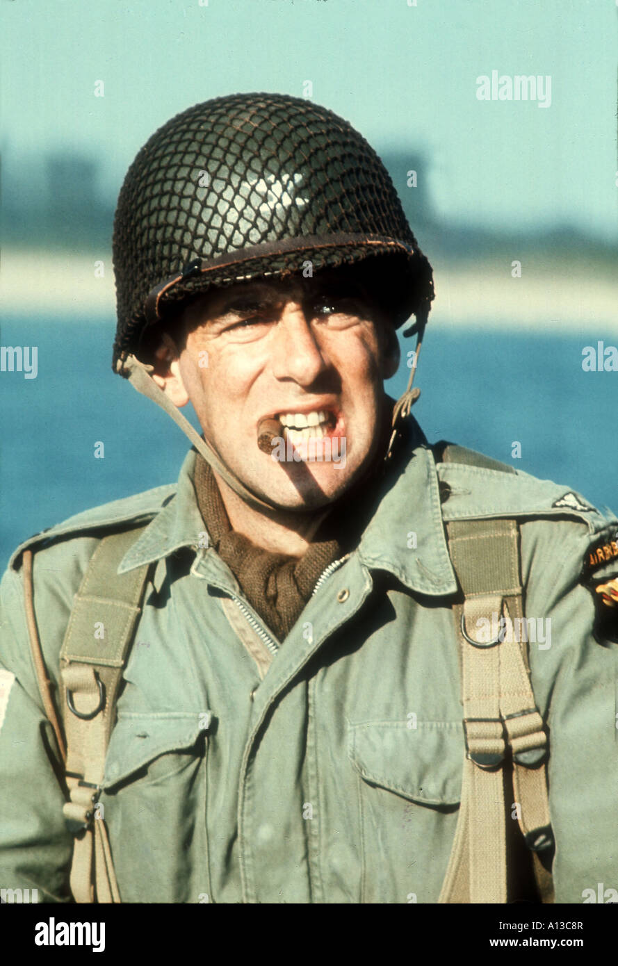 Un ponte troppo lontano anno 1977 il direttore Richard Attenborough Elliott Gould basato su Cornelius Ryan s book Foto Stock