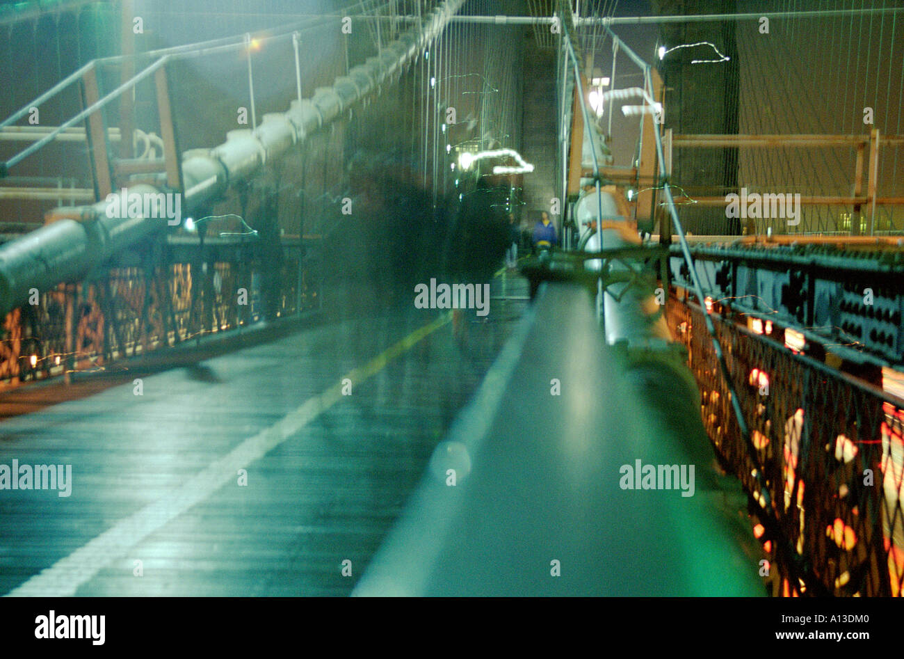 Walker catturati in movimento su una lunga esposizione del ponte di Brooklyn Bridge passerella, new york, Stati Uniti d'America Foto Stock