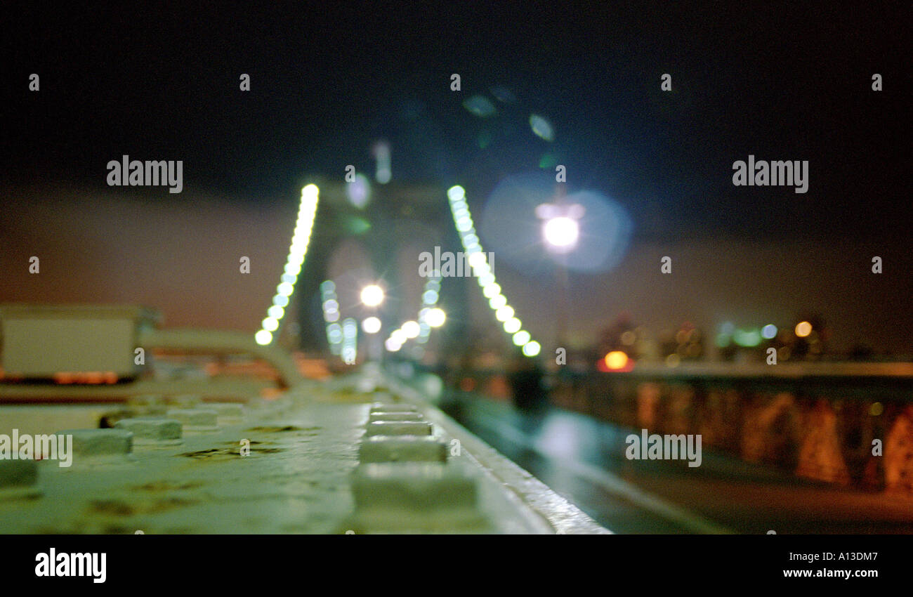Il bokeh luci del ponte di Brooklyn Bridge di notte, new york, ny, Stati Uniti d'America Foto Stock