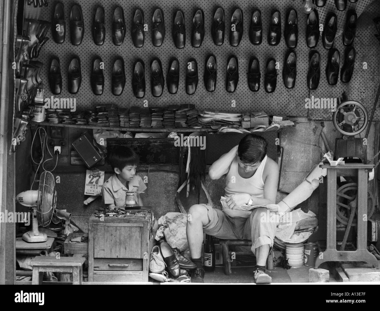 Un carico di calzolai- stili di vita di fuga nel Quartiere Occidentale di Hong Kong Foto Stock