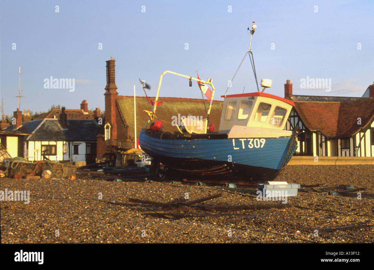 Spiaggia ghiaiosa con barca, edificio aldeburgh suffolk East Anglia England Regno Unito Foto Stock