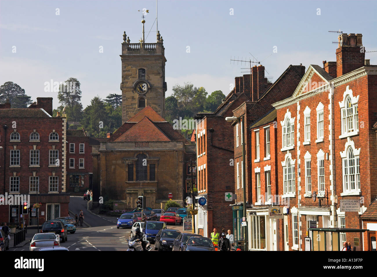 Visualizzare il carico Street verso St Anne's Church, Bewdley, Hereford e Worcester, Inghilterra Foto Stock