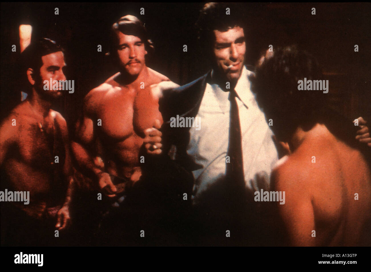 Il Lungo Addio Anno 1973 regista Robert Altman Elliott Gould Arnold Schwarzenegger basato su Raymond Chandler s book Arnold Foto Stock