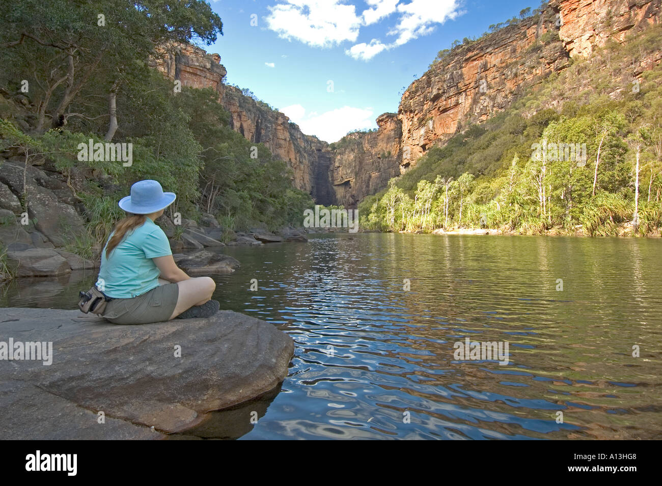 Una femmina di escursionista contempla il Jim Jim Falls anfiteatro e gola in Australia s Territorio del Nord Foto Stock