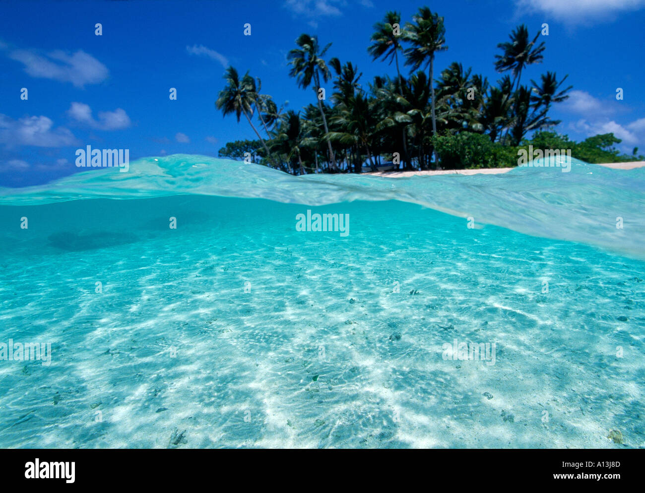 Sotto al di sopra del piccolo atollo nei pressi di Chuuk Truk Lagoon Gli Stati Federati di Micronesia Foto Stock