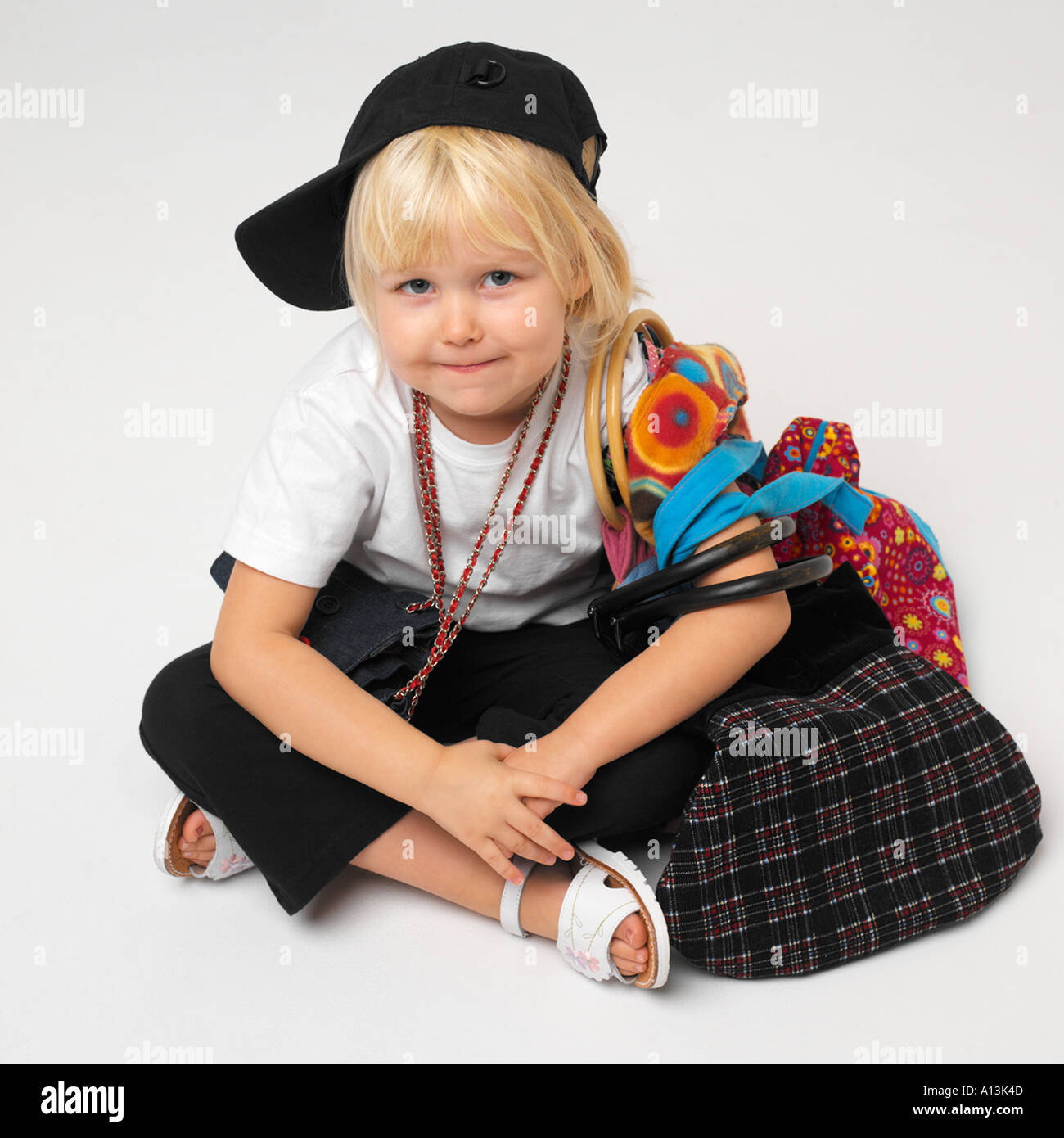 Ragazza giovane con la raccolta di custom made borse di studio Foto Stock