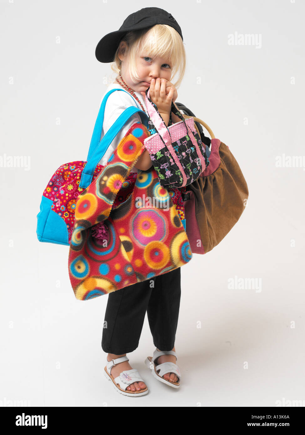 Ragazza giovane con la raccolta di custom made borse di studio Foto Stock