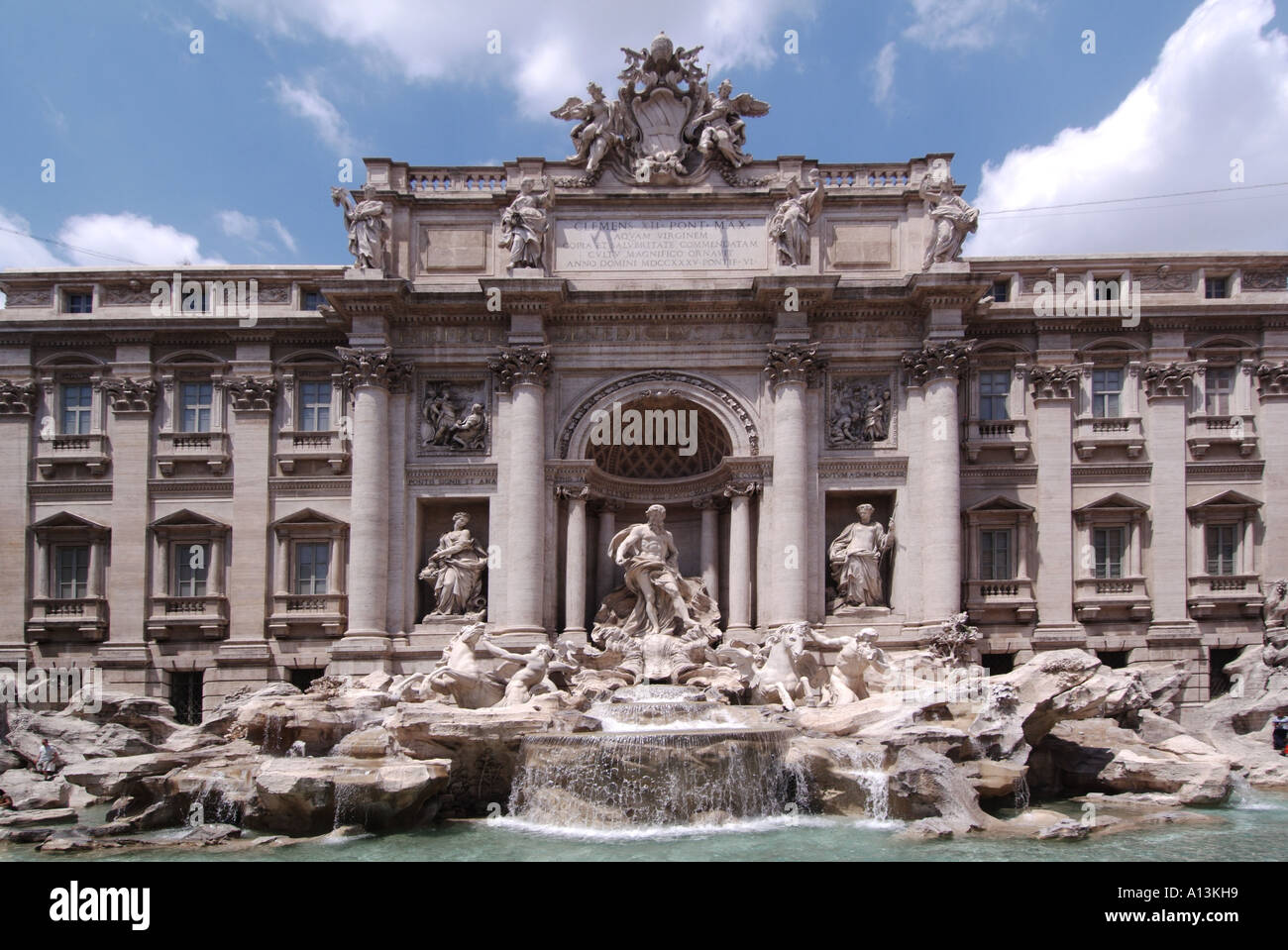 La famosa Fontana di Trevi sculture e statue dell'architetto italiano Nicola Salvi principalmente in pietra travertina un'attrazione turistica a Roma Italia Foto Stock