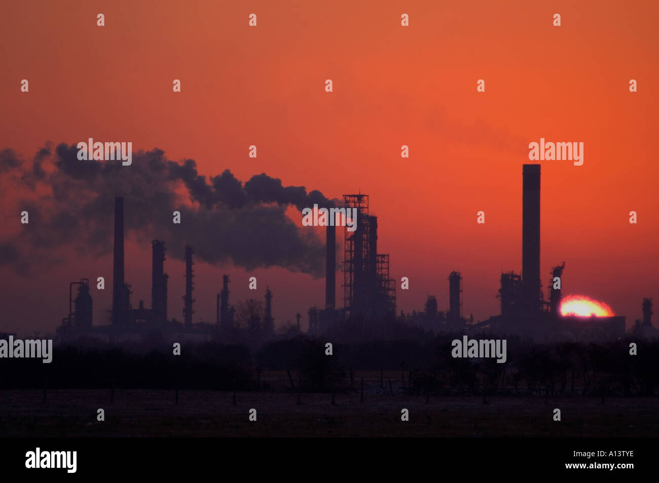 Vista di una raffineria di petrolio stagliano al tramonto, Canvey Island, Essex, Regno Unito. Foto Stock