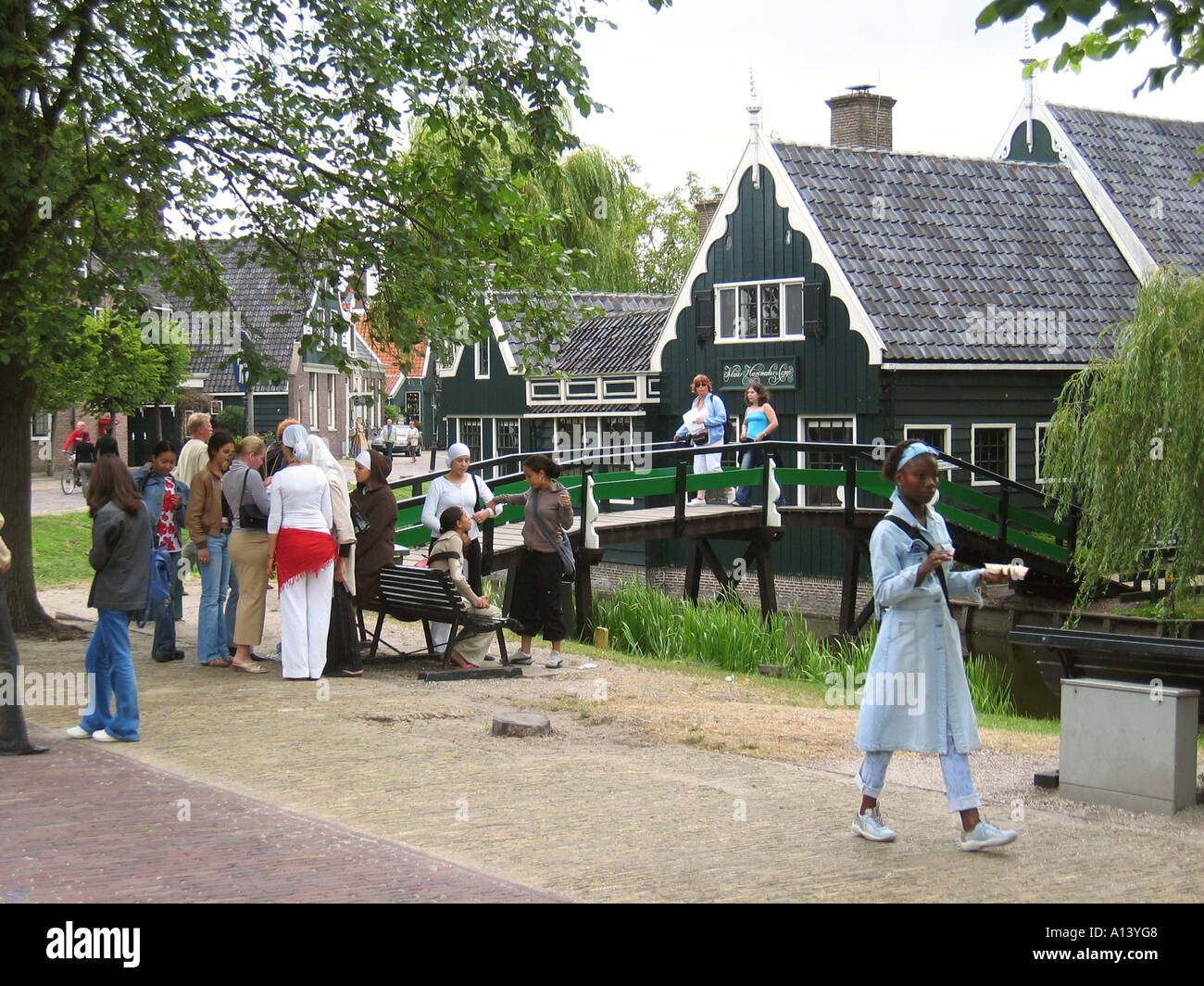 I turisti in visita a modello del villaggio di Zaanse Schans Paesi Bassi Foto Stock