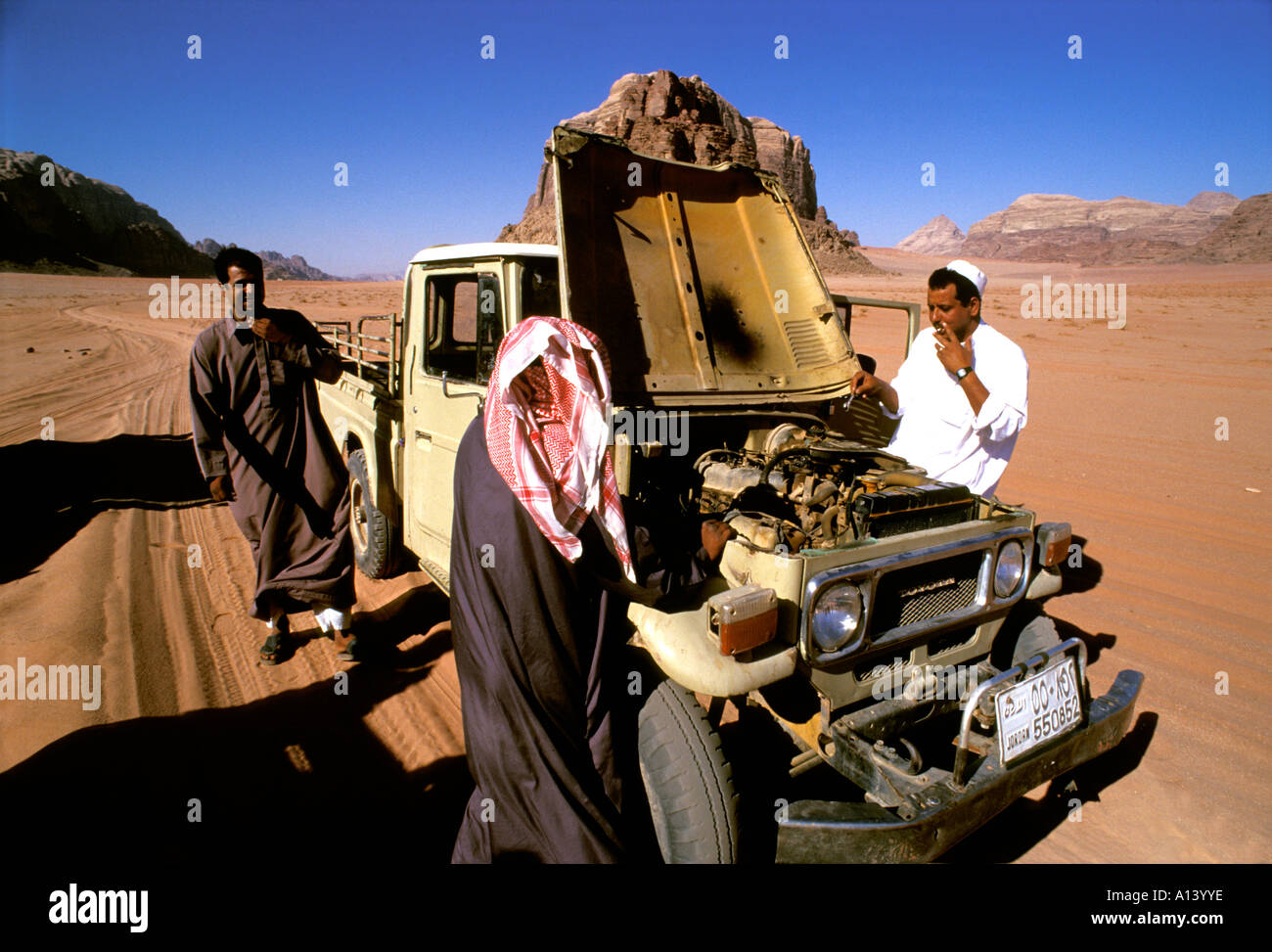 Ripartiti Toyota pick up nel Wadi Rum deserto giordano Foto Stock