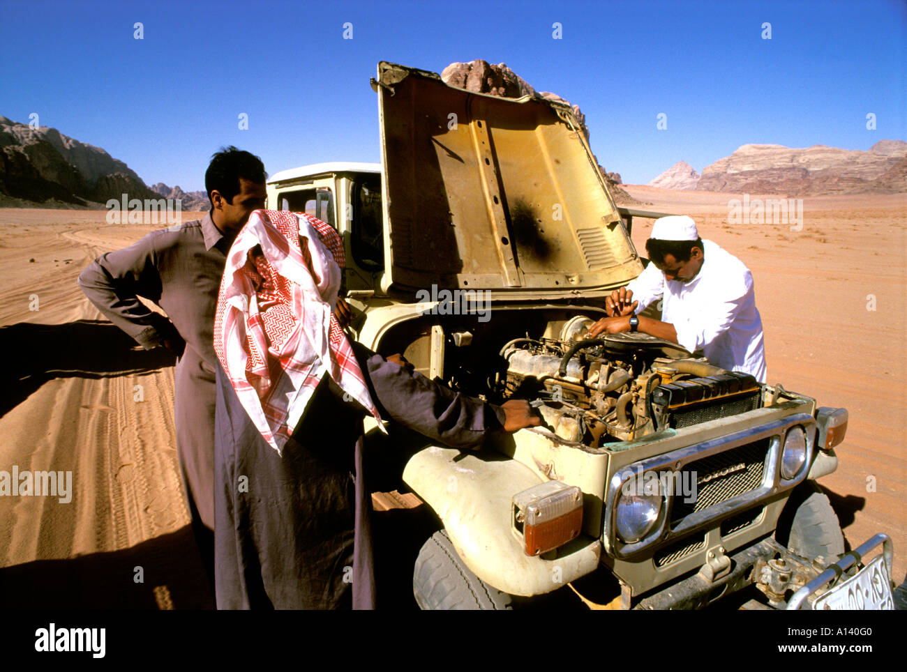 Ripartiti Toyota pick up nel Wadi Rum deserto giordano Foto Stock