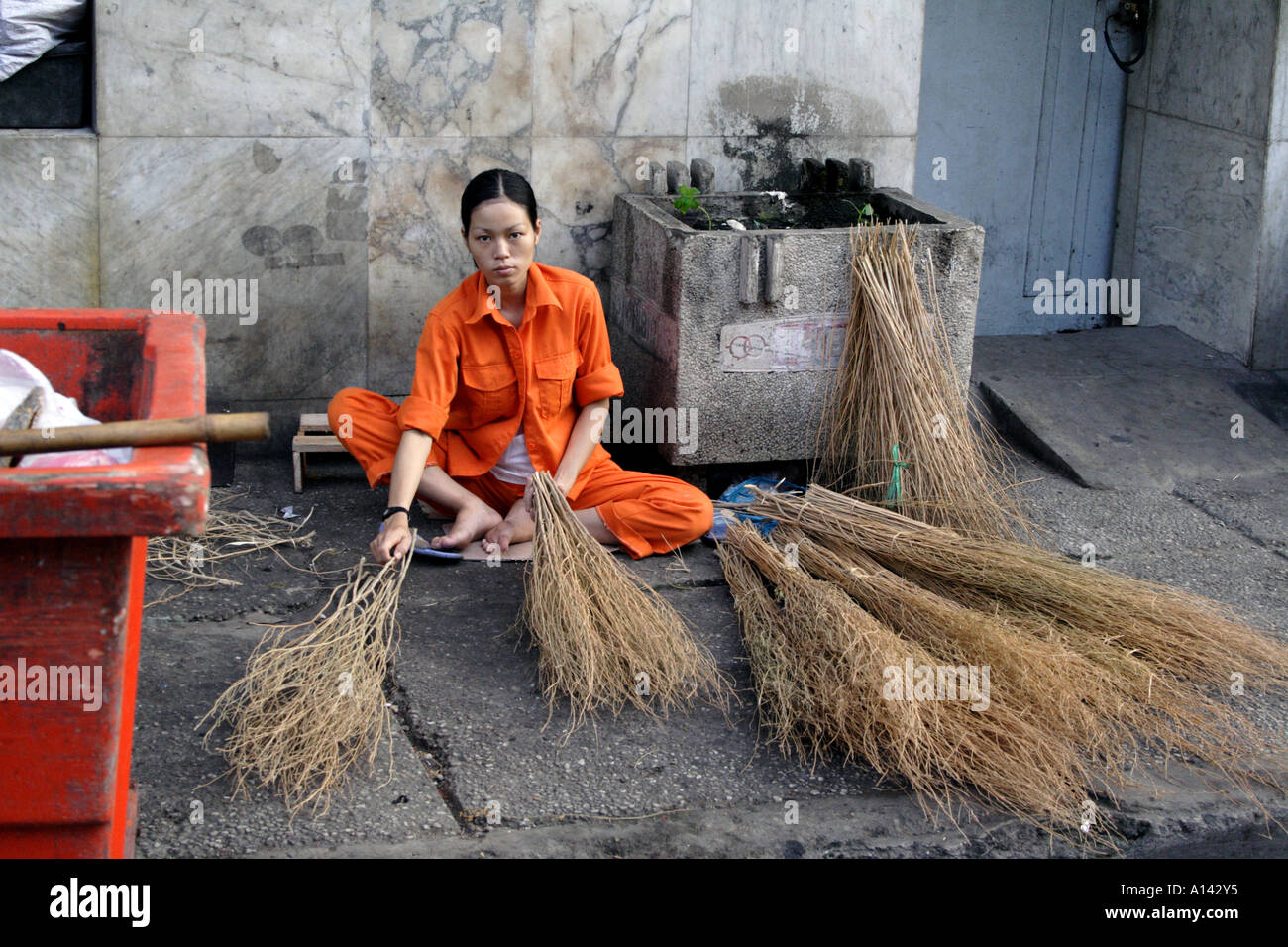 Lavoratore della città rende scope per spazzamento strade, Saigon (HCMC), Vietnam Foto Stock