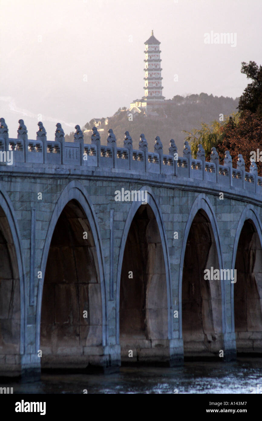 Diciassette il ponte di arco e una pagoda a Palazzo d'Estate a Pechino in Cina Foto Stock