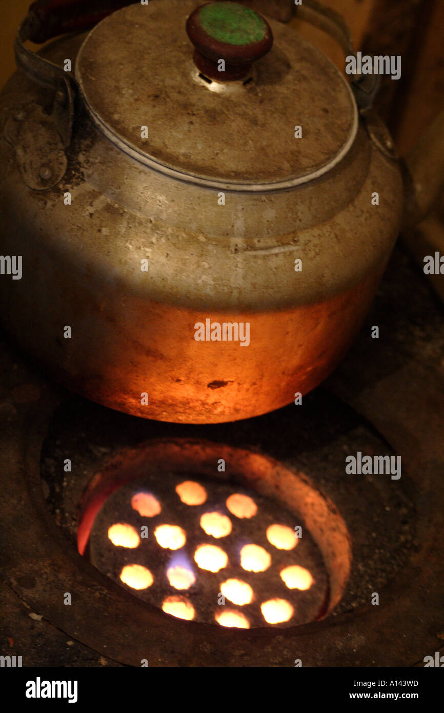 Stufa a carbone con un bollitore di rame in un hutong Home, Pechino, Cina Foto Stock