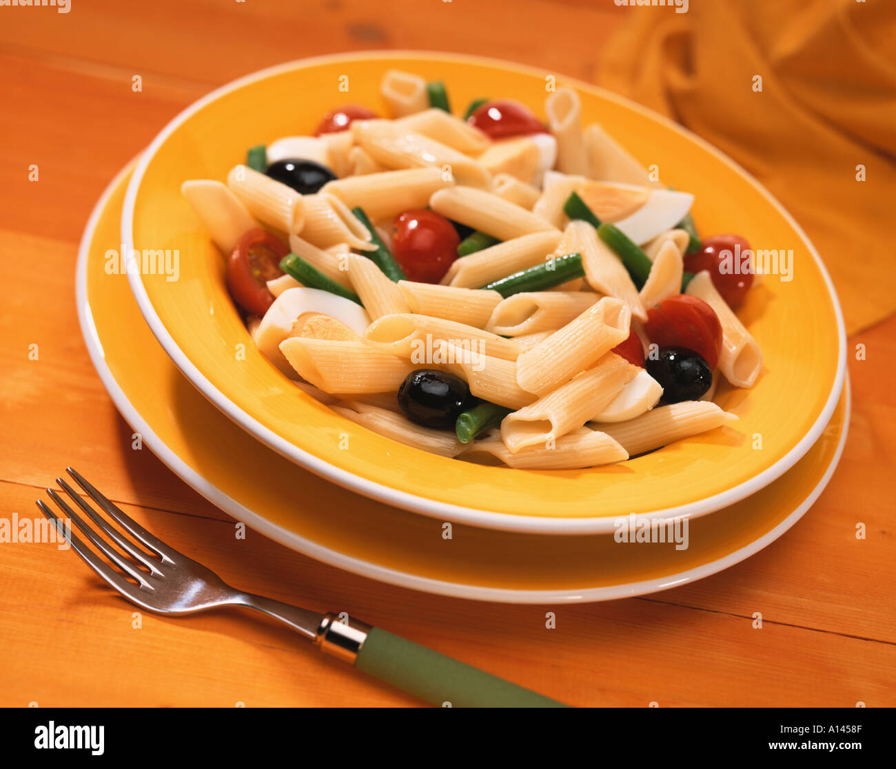La pasta fresca con Olive e pomodori Foto Stock