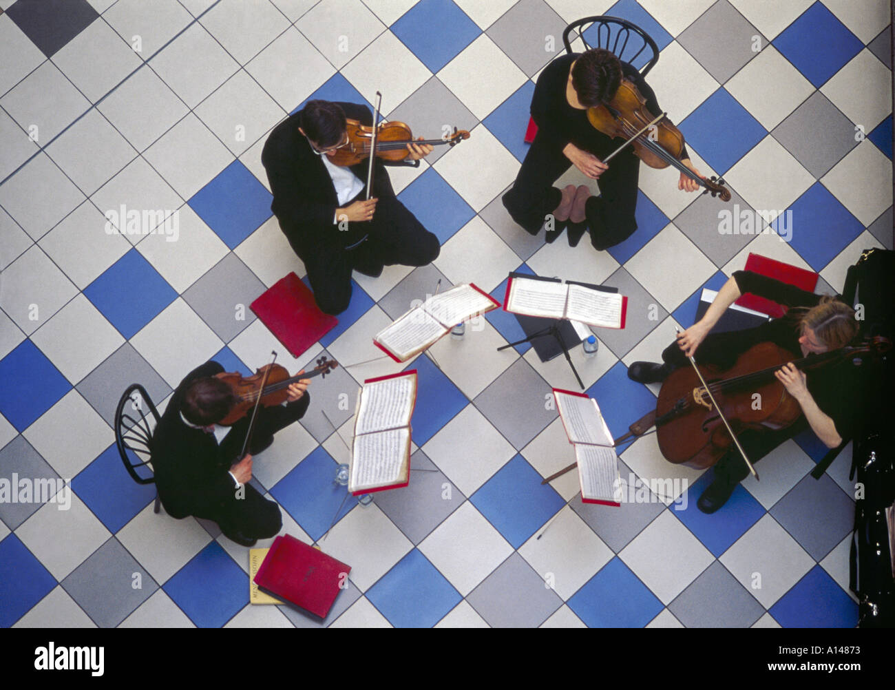 Quartetto d'archi che suona musica classica nel centro commerciale di San Nicola, circa 2001 - vista dall'alto. Sutton, Lonfon, Regno Unito Foto Stock